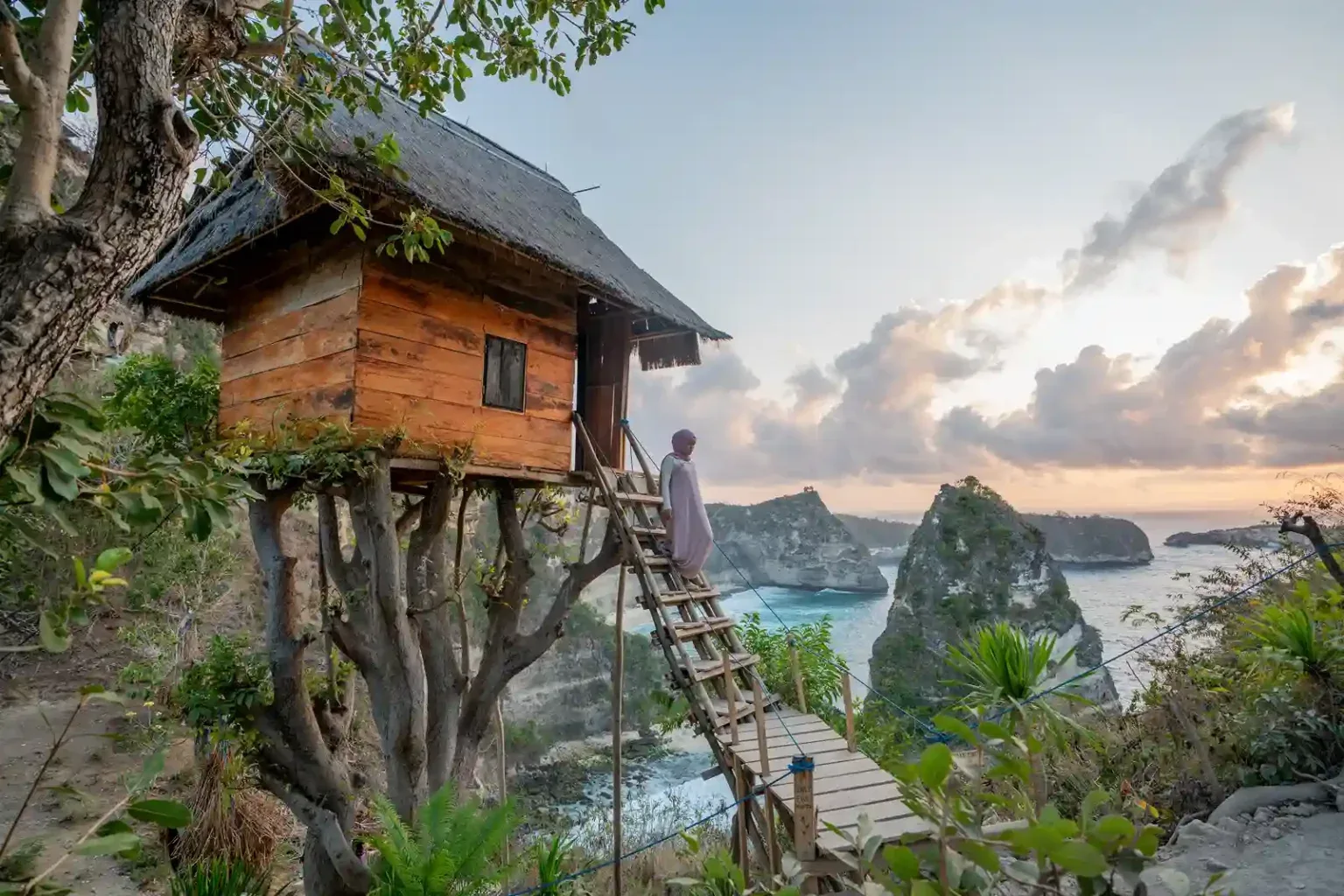 The tree house at Rumah Pohon Molenteng above the Thousand Islands viewpoint, Nusa Penida